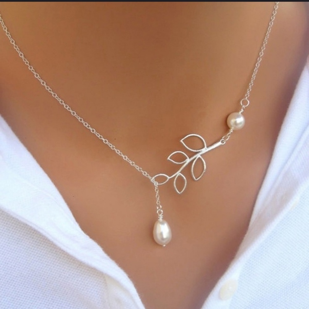 🍀 NWOT Leaf Pearl Necklace